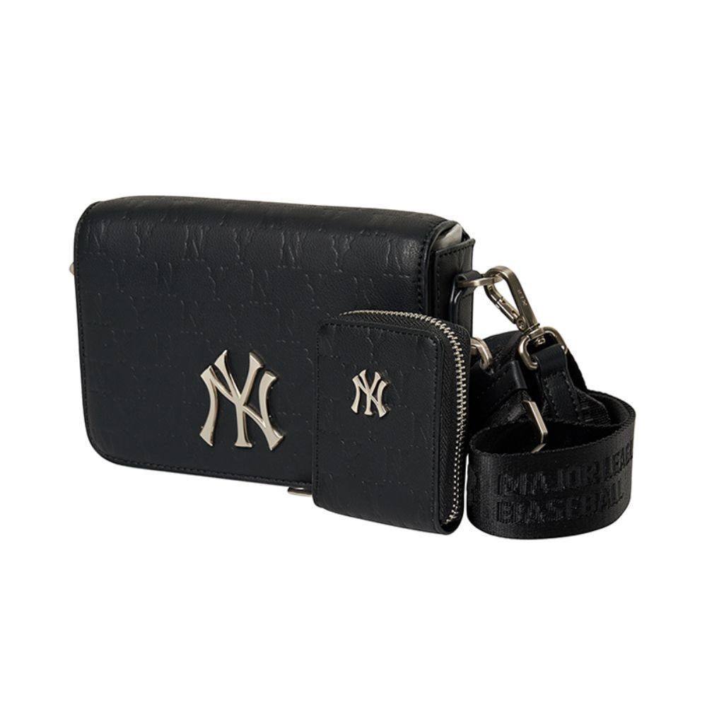 MLB กระเป๋าสะพาย MONOGRAM 3ABQS022N 50BKS  Team : NEW YORK YANKEES  Color : BLACK  FIT : Length 23.5cm X Height 15.5cm(13cm) XWidth 6cm  FABRIC : SHELL POLYURETHANE(80%)   SHELL POLYESTER(12%)   SHELL COTTON(8%)   LINING COTTON(100%)  ความยาวสายกระเป๋า : 